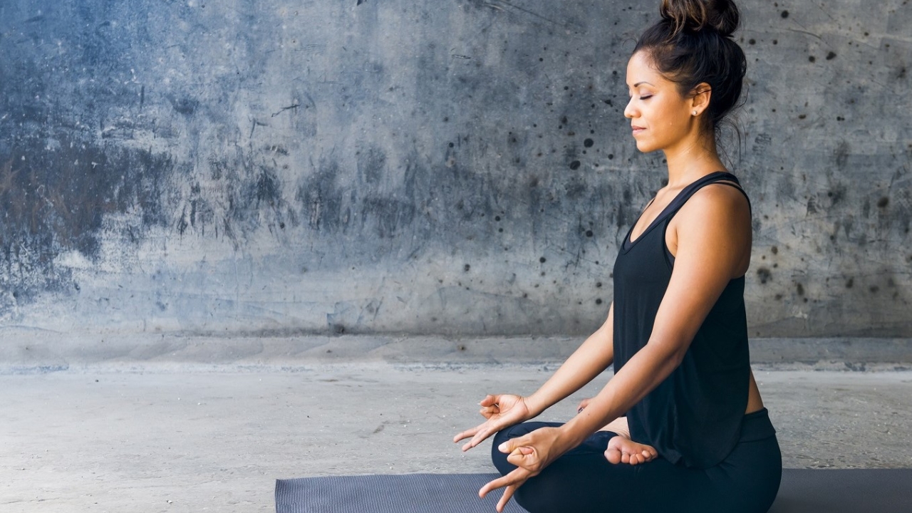 Frau meditiert im Lotussitz
