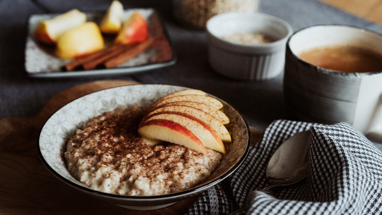 Ayurvedisches Porridge mit Apfel und Zimt Ayurvedisches Porridge mit Apfel und Zimt
