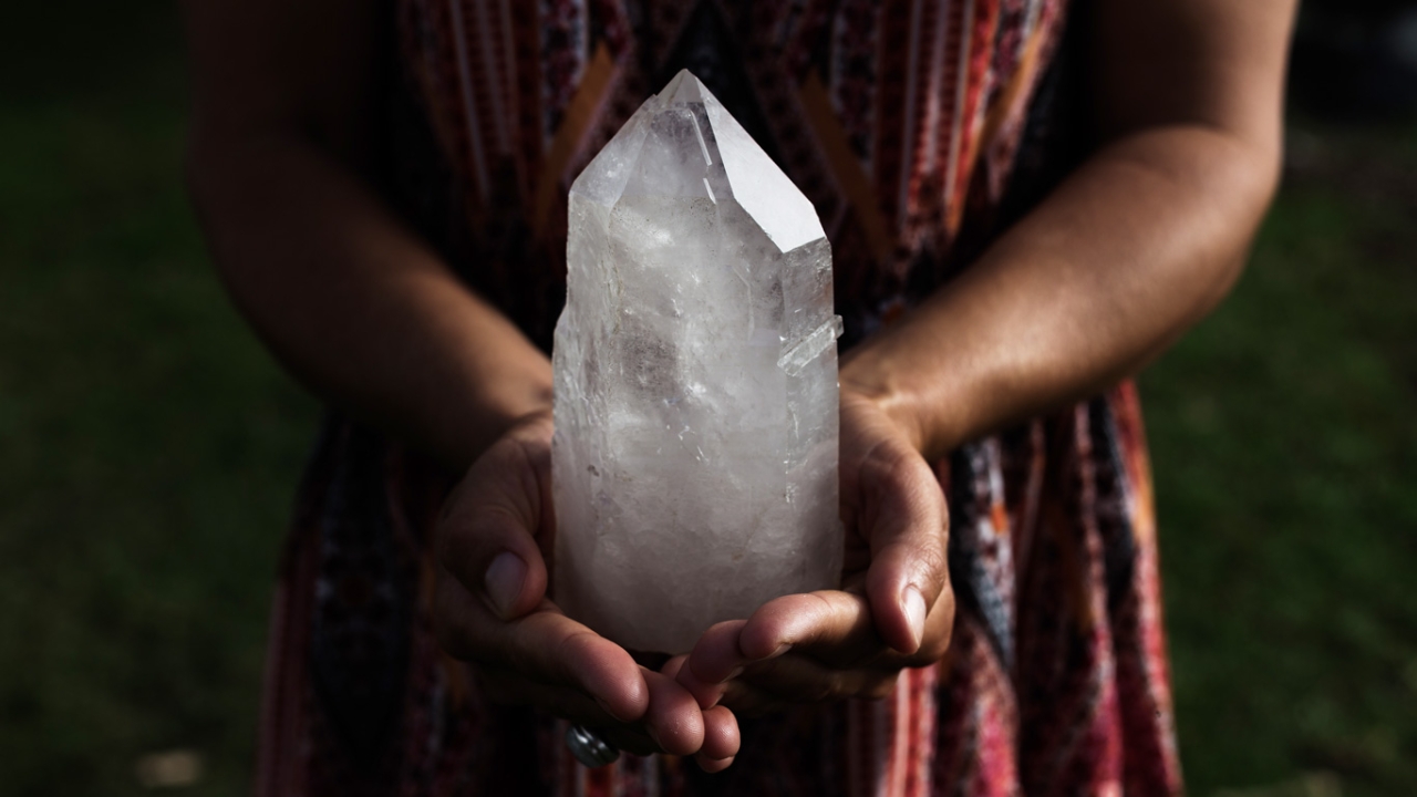 Frau hält großen weißen Kristall