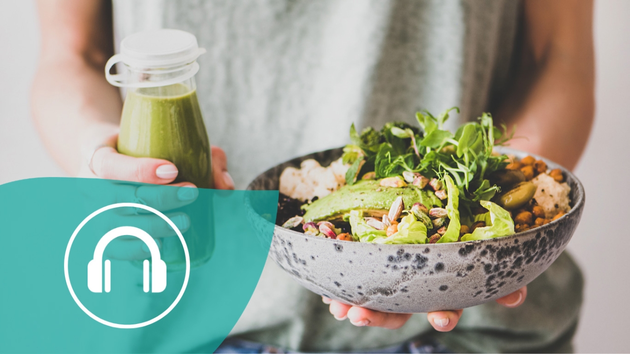Frau mit frischem, gesunden Essen