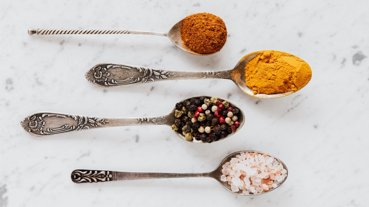 Löffel mit Gewürzen aller Geschmacksrichtungen