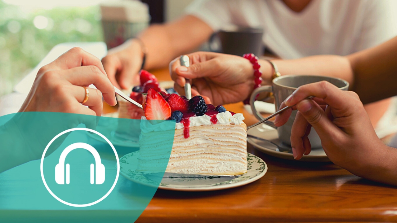 Menschen die Kuchen essen