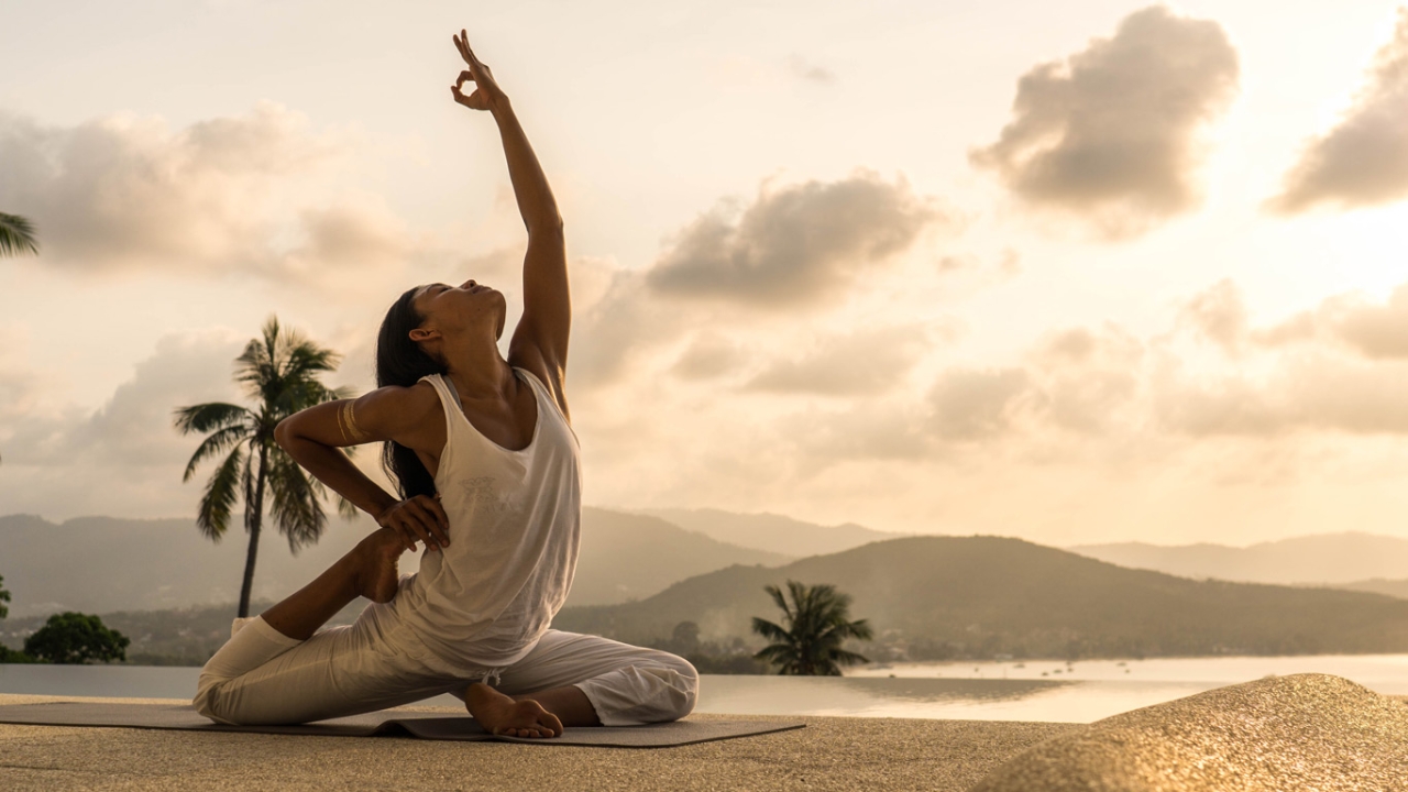Frau macht spirituelles Yoga Frau am Meer in spiritueller Yogahaltung