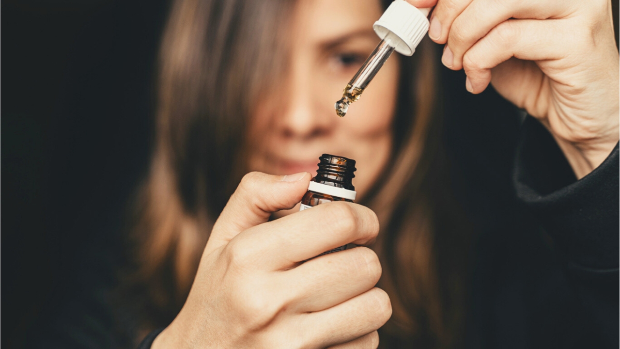 Frau nimmt CBD Öl Frau nimmt CBD Öl