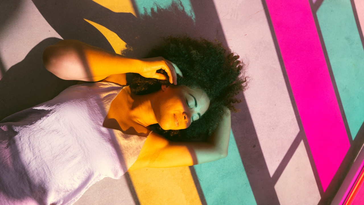 frau vor bunter farben wand frau vor bunter farben wand