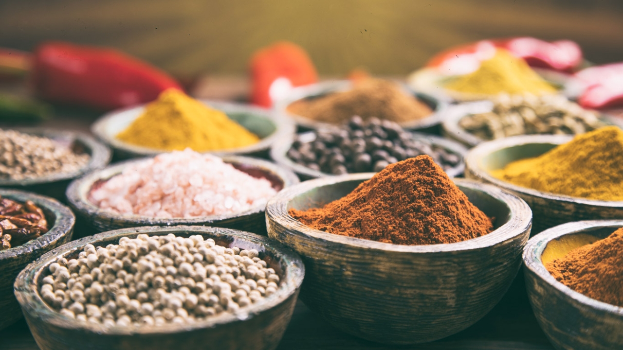 Orientalische Gewürze Orientalische Gewürze in Schalen