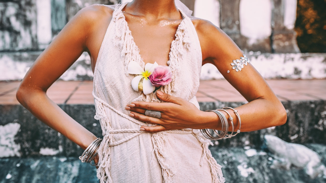 Frau mit blumen-Hand auf dem Bauch Nabelchakra