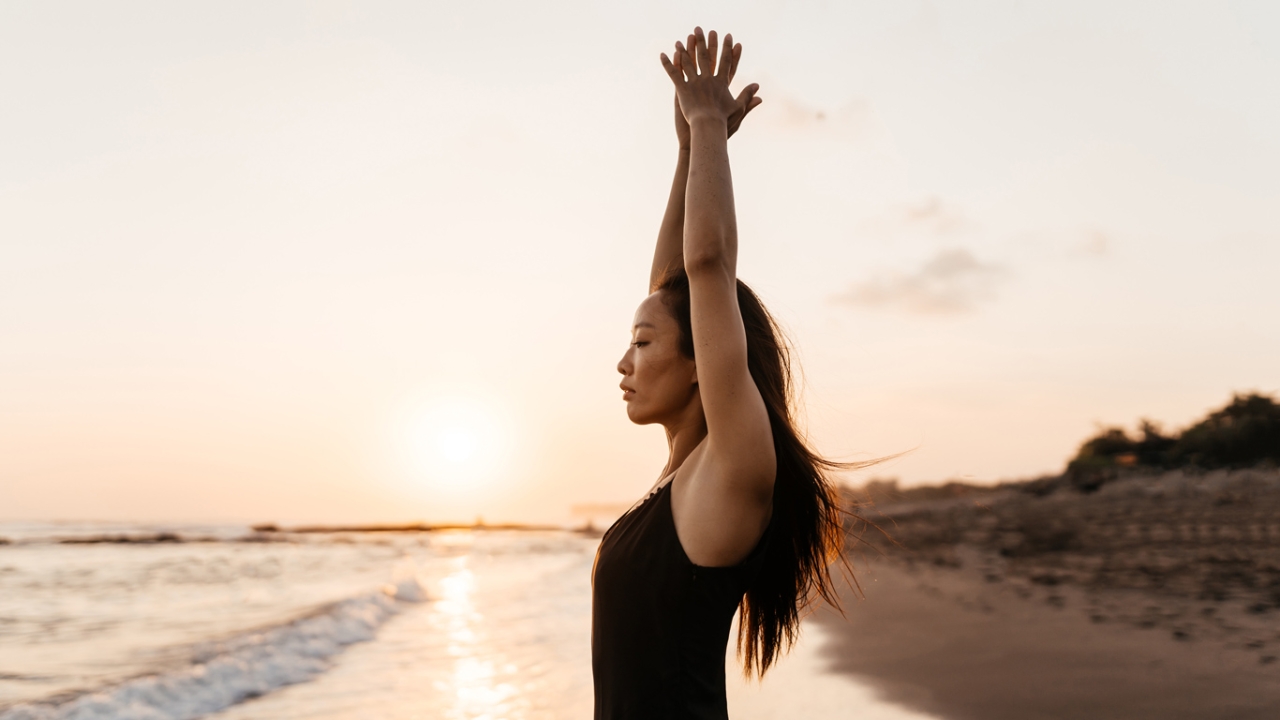 Frau Yoga am Strand Stoffwechsel Frau macht Yoga am Strand Stoffwechsel