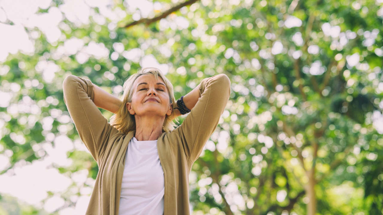 Ältere Frau genießt Natur und Gesundheit
