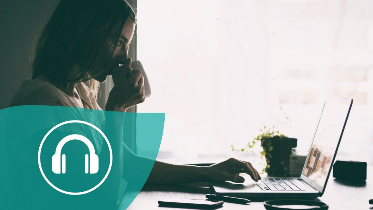 Frau sitzt am Schreibtisch und arbeitet achtsam