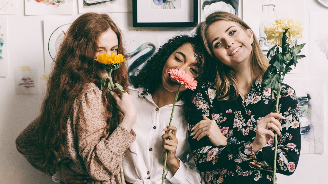 Wahre Freundinnen mit Blumen