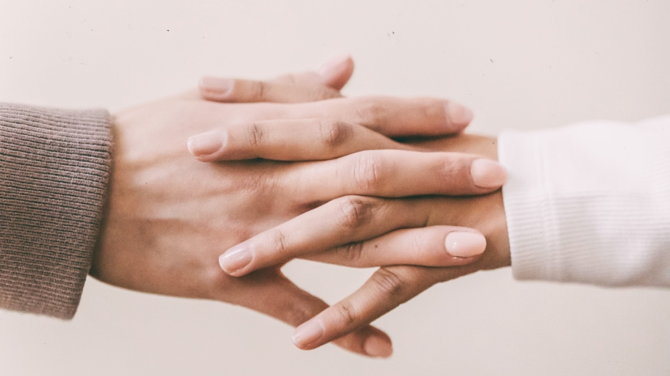 Freundschaft Händehalten Freunde halten sich an der Hand