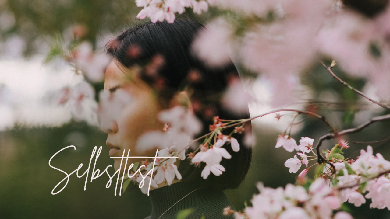 Japanerin hinterm Kirschbaum