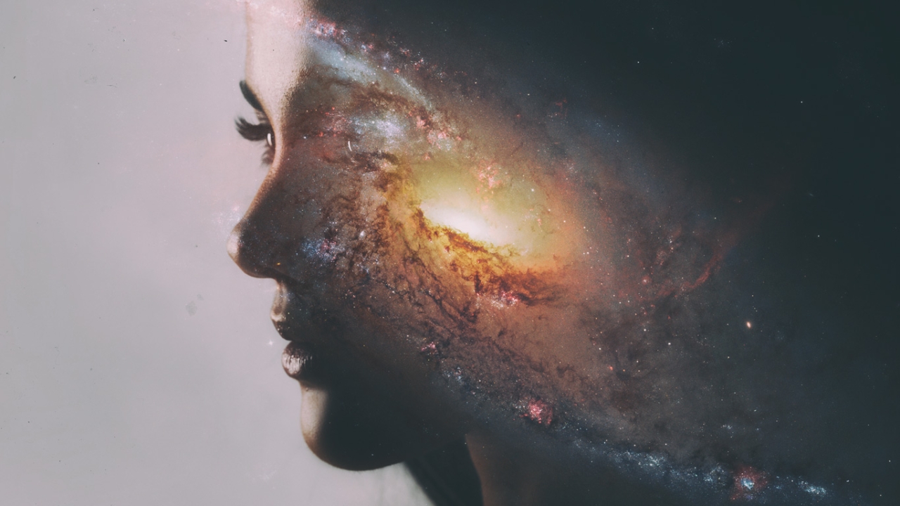 Frau blickt aufs Universum