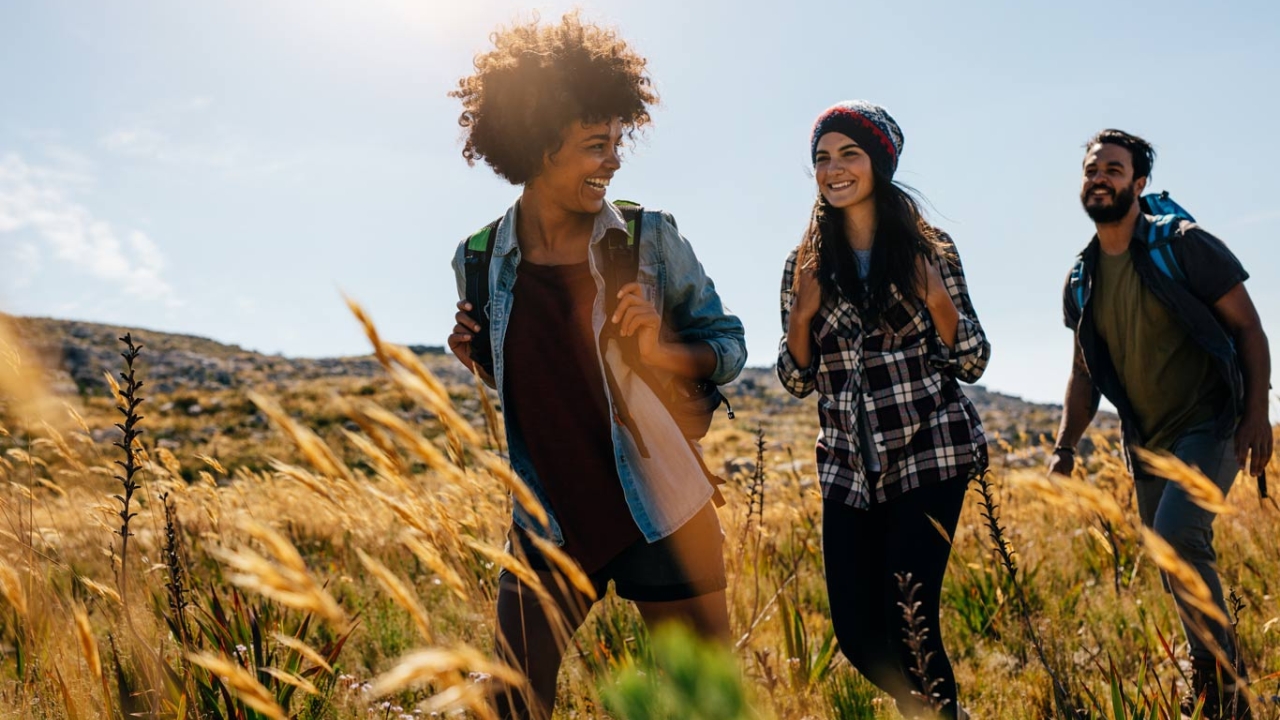freunde beim wandern auf einem feld