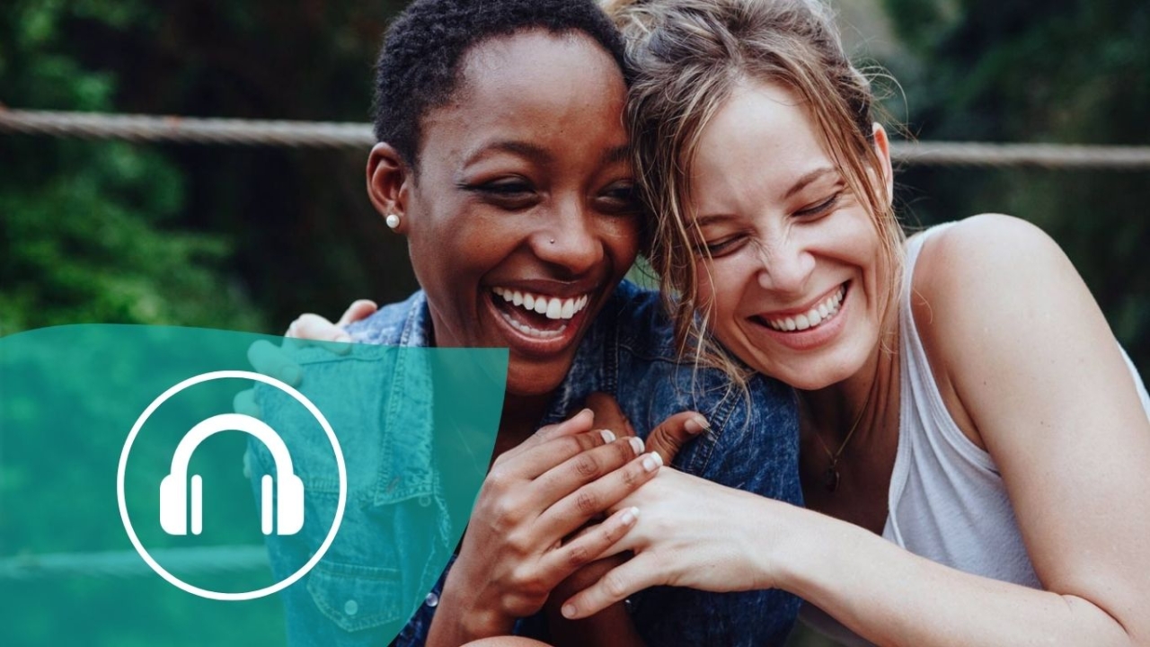 Zwei Freundinnen lachen zusammen Zwei Freundinnen lachen zusammen