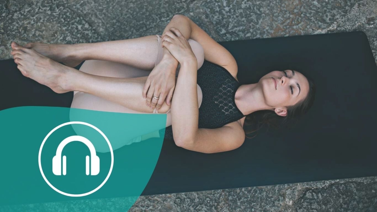 frau umarmt beine bei yoga