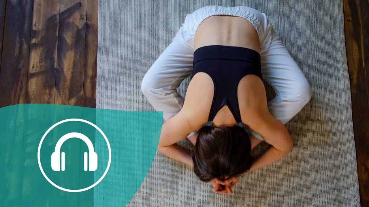 zyklus-yoga frau macht vorbeuge