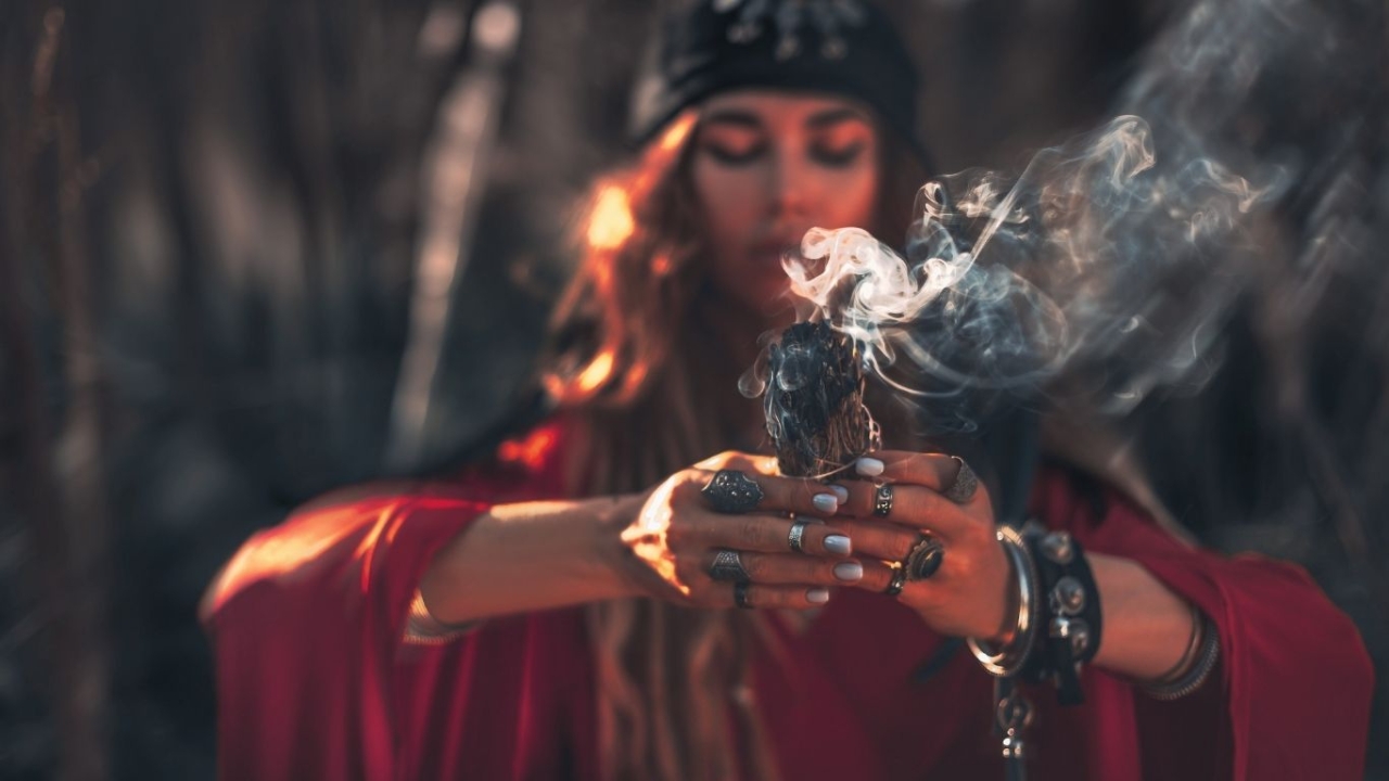 Schamanin räuchert Ritual