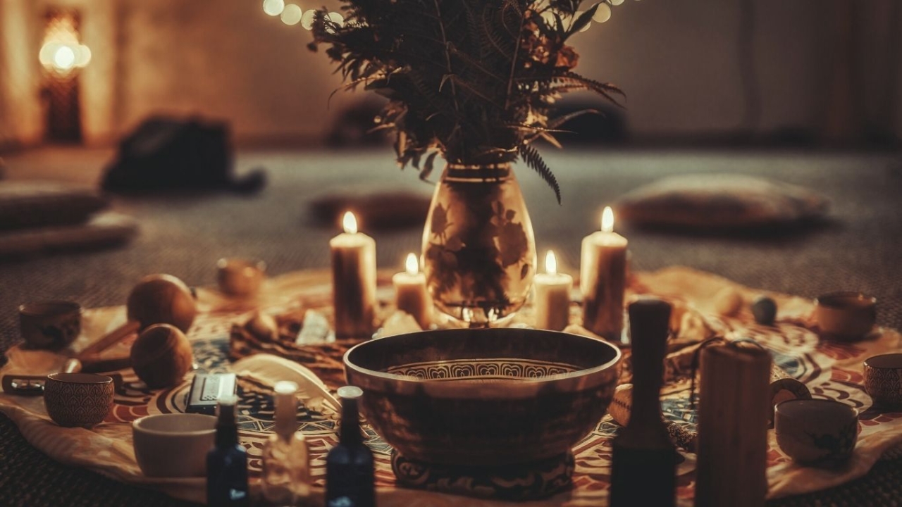 Kerzen und Klangschalen bei schamanischer Zeremonie