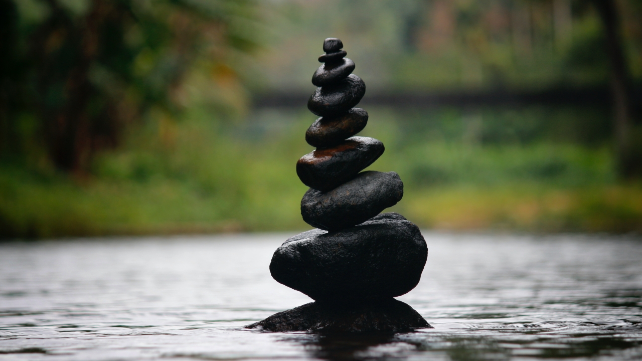 zen steine zen steine gestapelt auf wasser