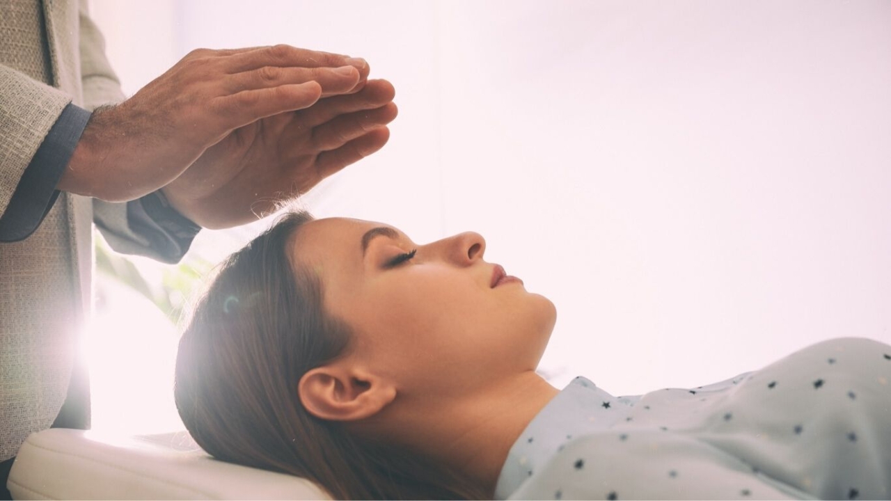 hypnose behandlung frau bekommt hypnose behandlung