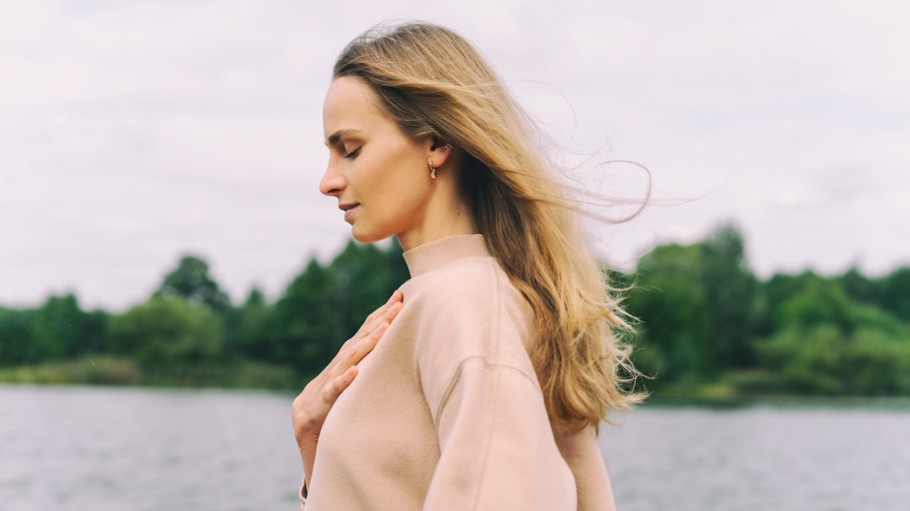 Frau hat Hand auf der Brust und ist dankbar