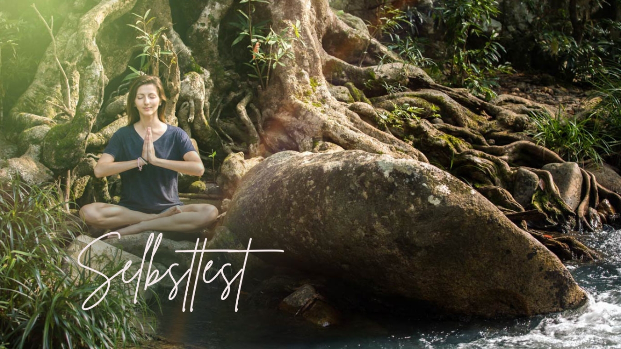 Frau sitzt im Lotussitz in Natur