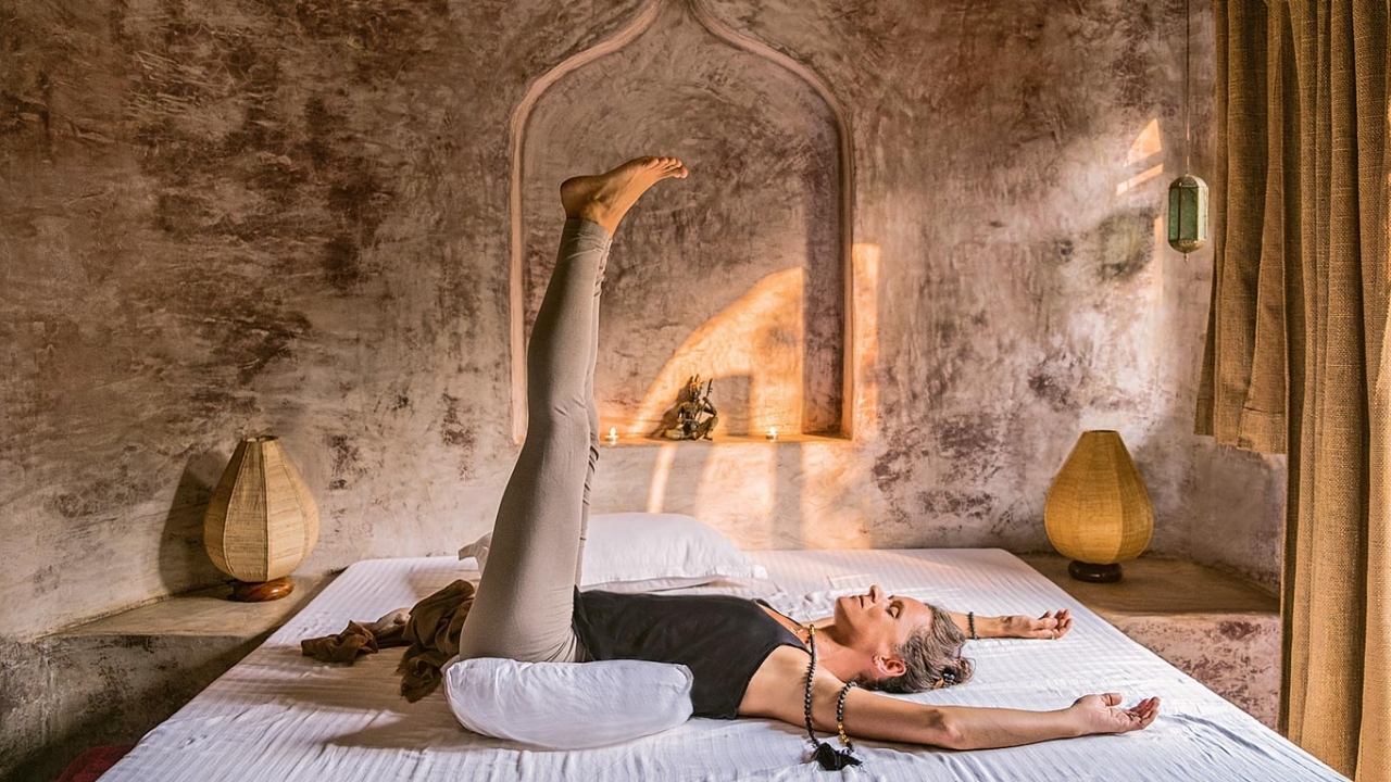 Yoga Ritual im Bett Diane Schöpplein macht Yoga Ritual im Bett