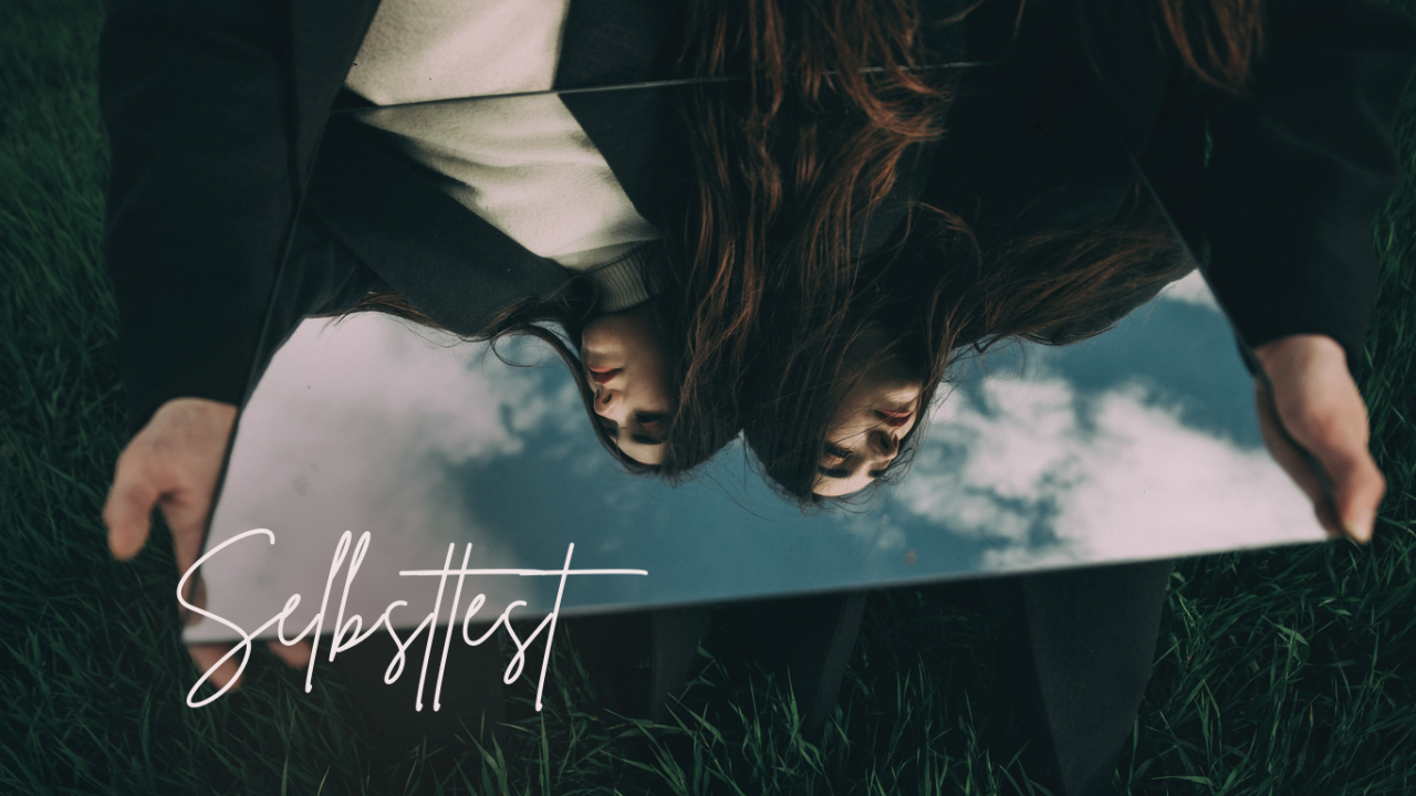 Frau sieht im Spiegel ihre Persönlichkeitsanteile