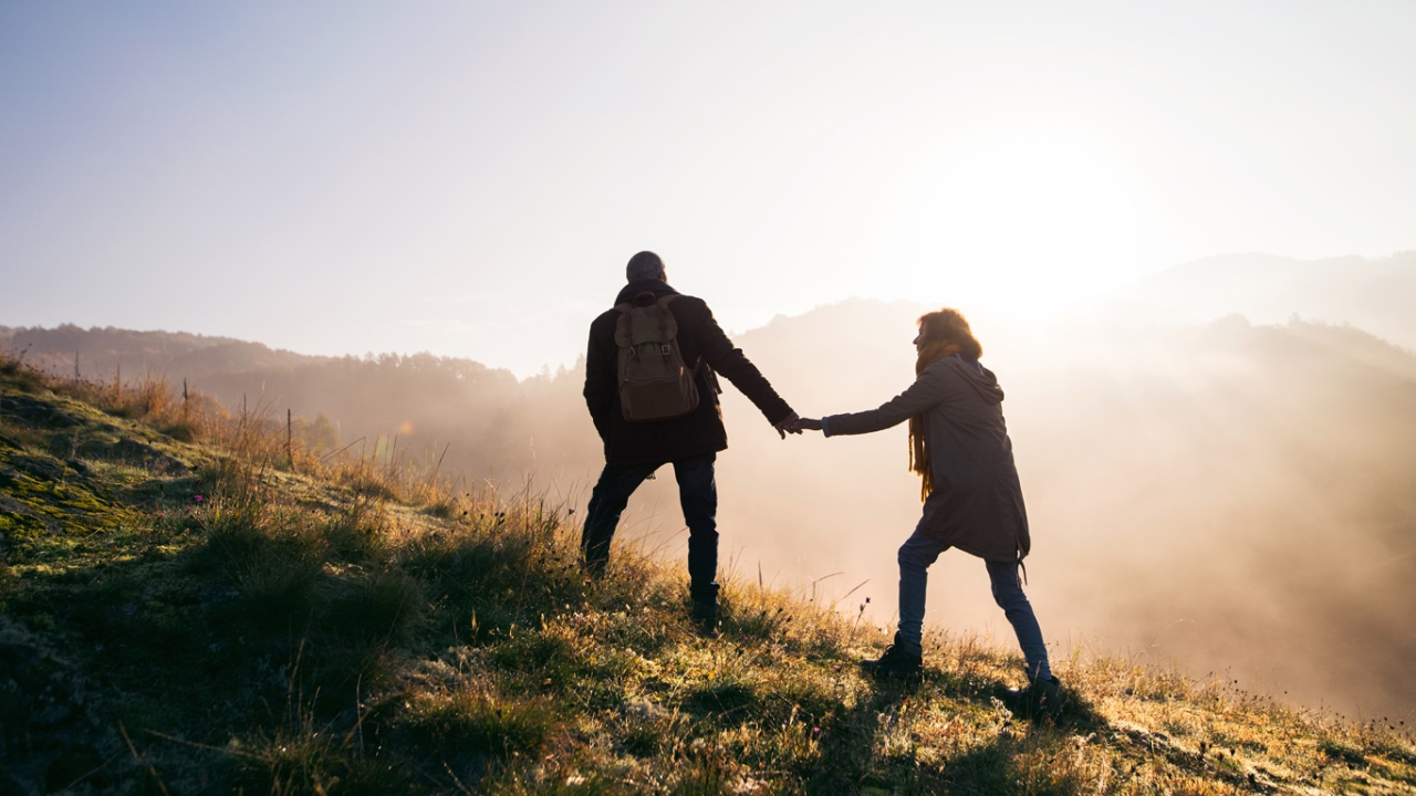 Paar stärkt Beziehung beim Wandern