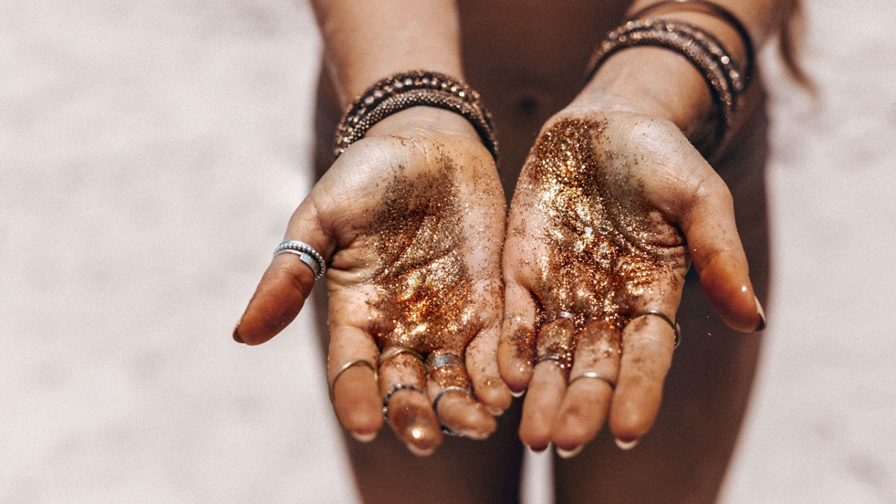Karma Goldener Staub in Händen