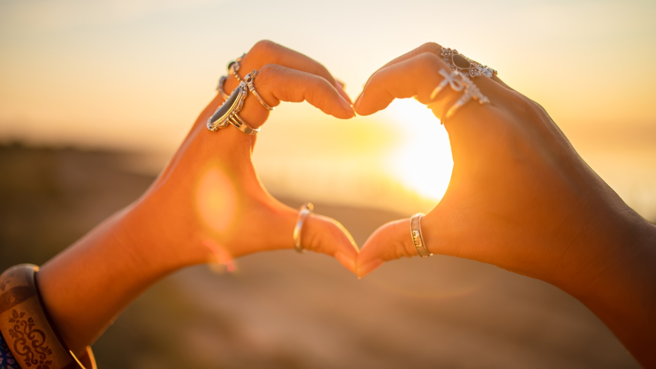 Selbstvertrauen stärken: Hände, die ein Herz bilden