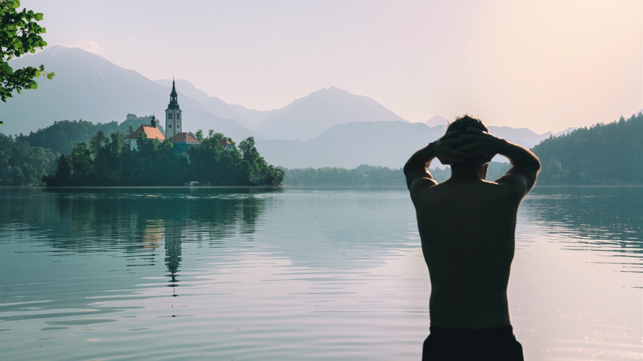 die wim hof atmung mann am see