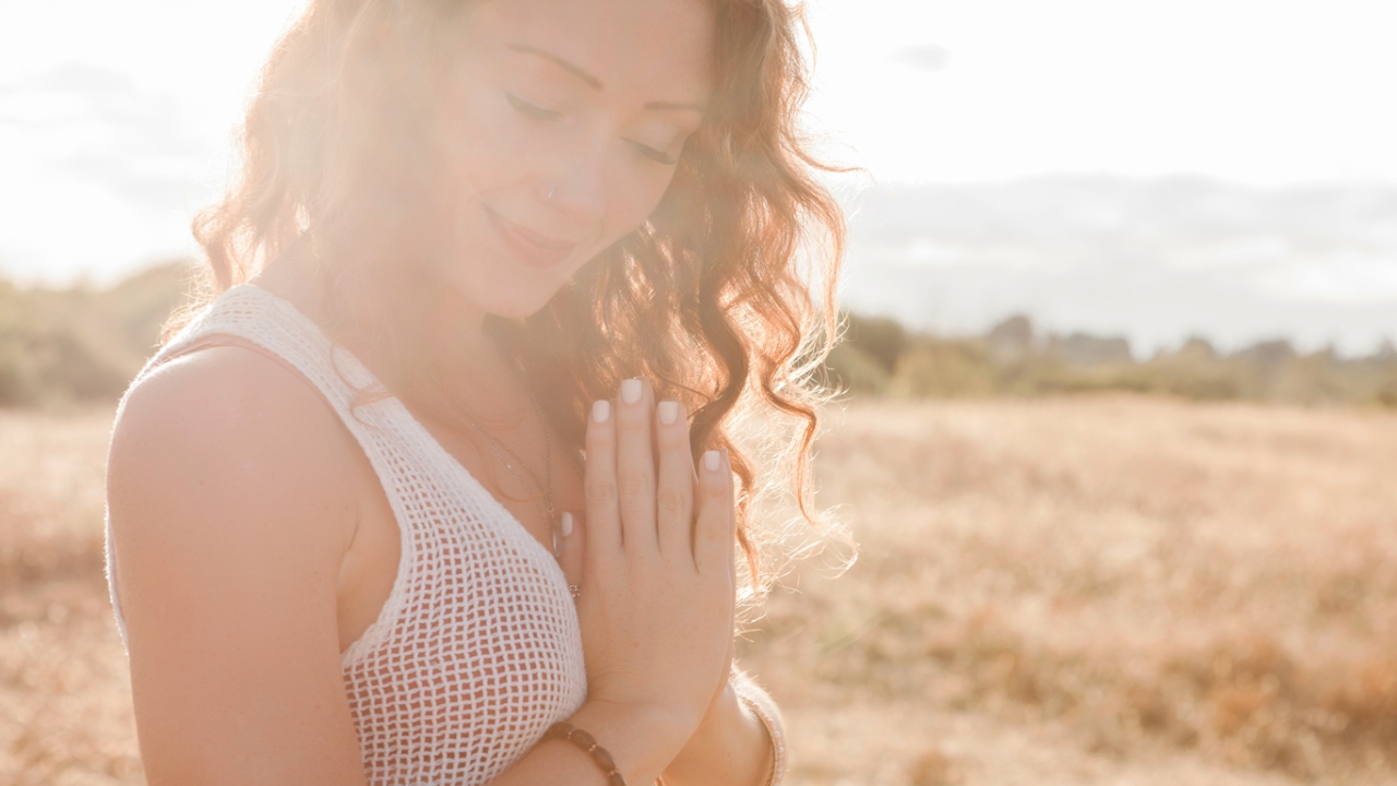 Frau faltet geduldig die Hände zusammen
