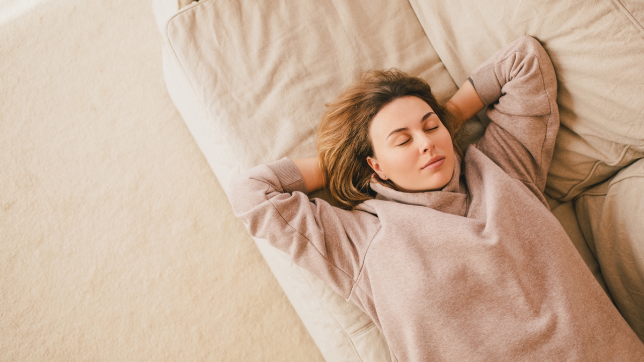 Frau lernt, ihre Gefühle zu verstehen und ihre Emotionen zu kontrollieren