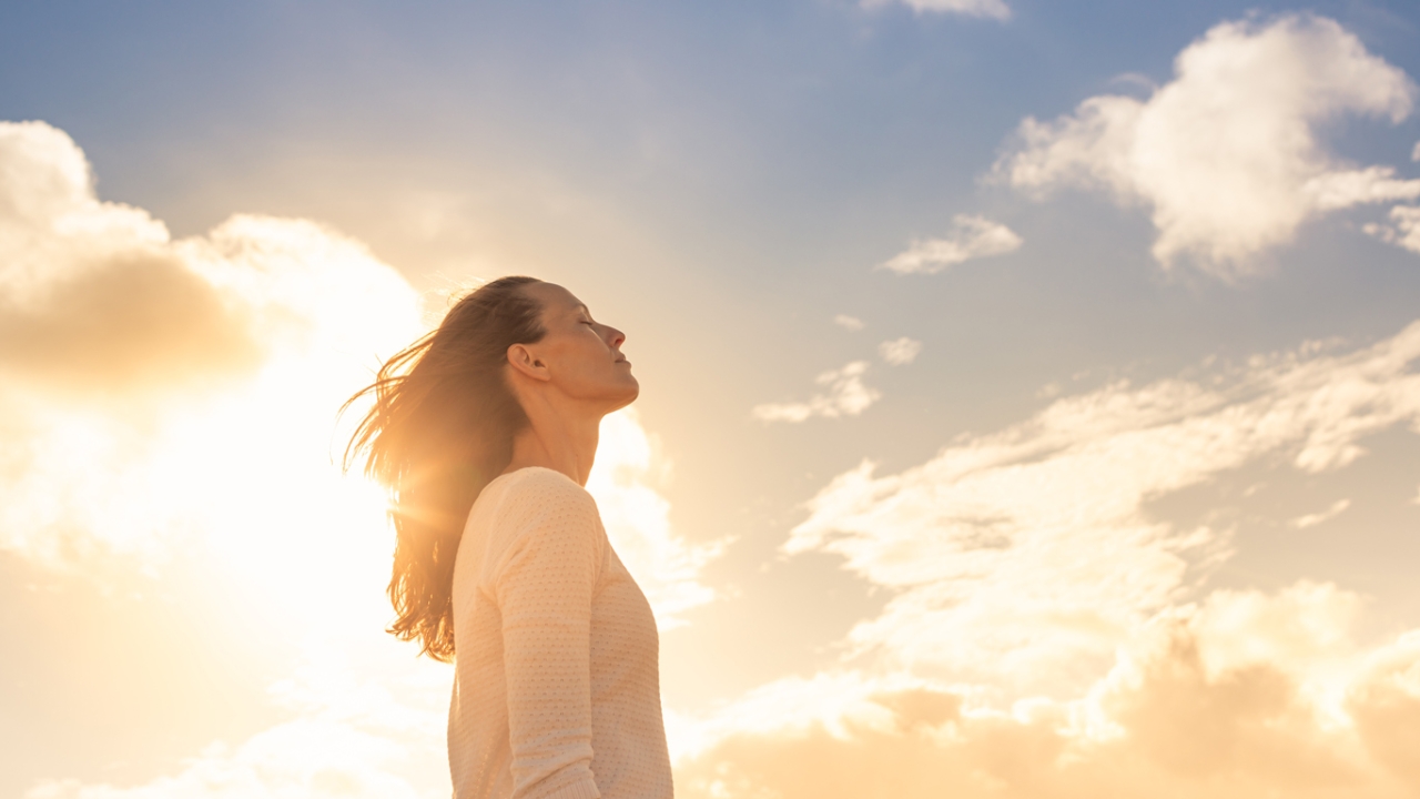Frau hat mentale Stärke und schaut in den Himmel