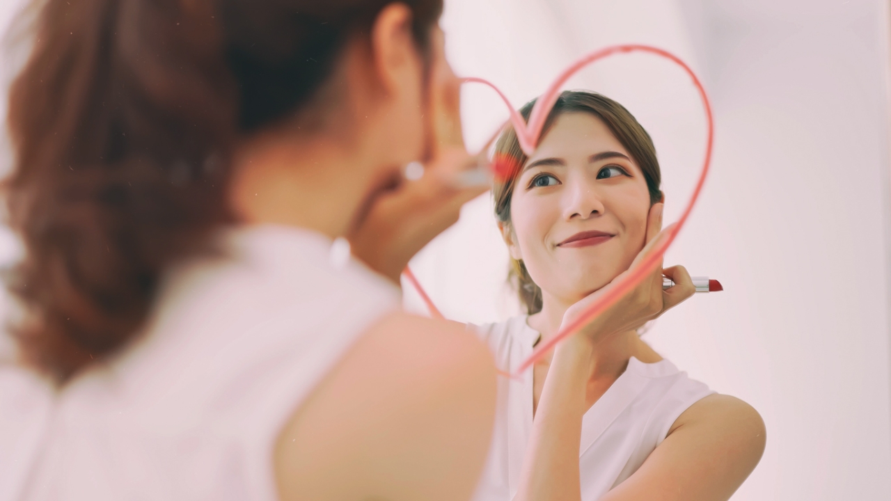 Frau ist verliebt in Spiegelbild und ist süchtig nach Anerkennung