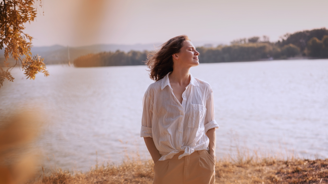 Frau hat entspanntes Nervensystem durch Vagusnerv-Training