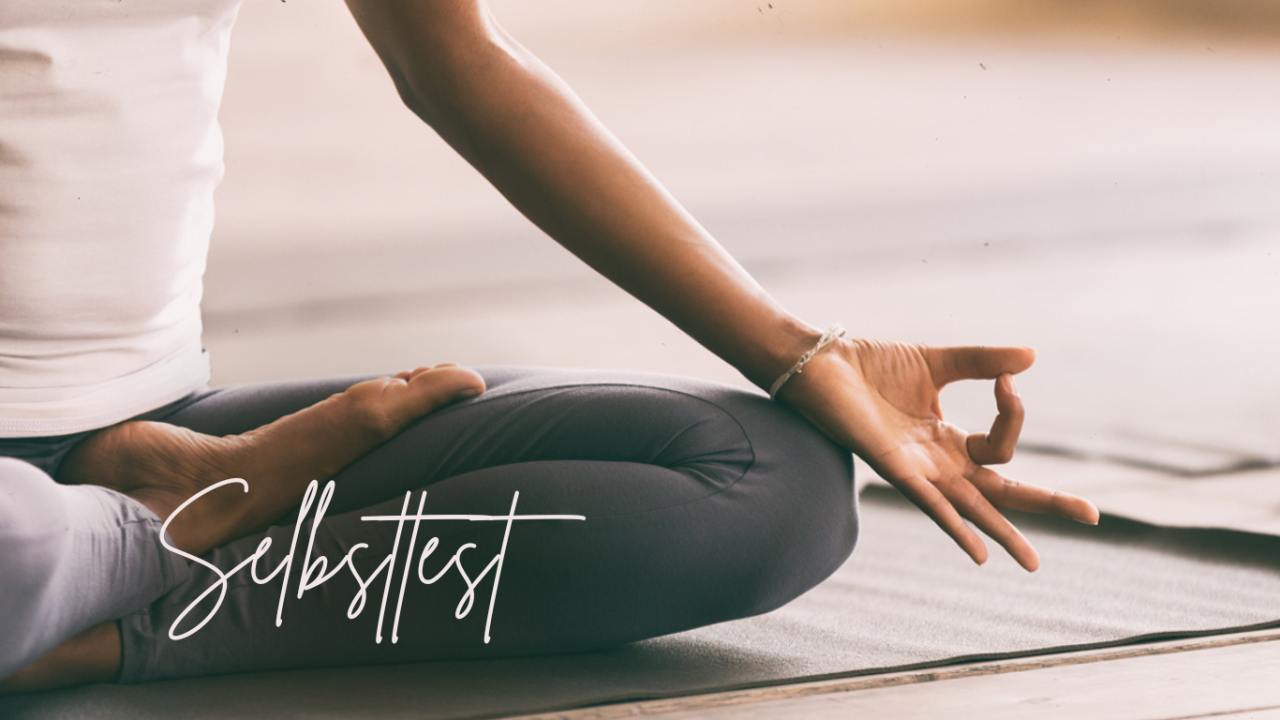 Welche Meditationsart passt zu mir? Ein Frau sitzt im Lotussitz auf einer Yogamatte