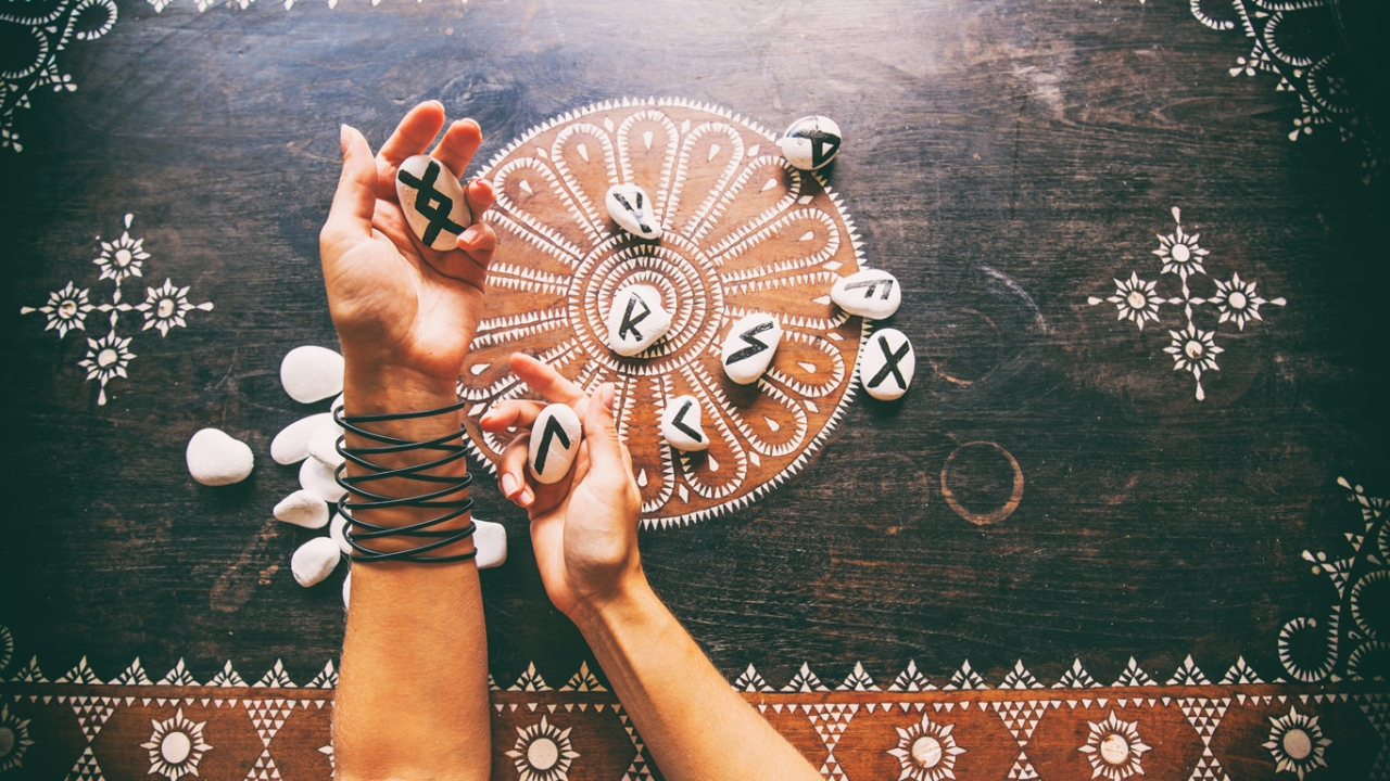 Runen-Orakel Runen-Orakel so kann man Runen Symbole werfen und ziehen