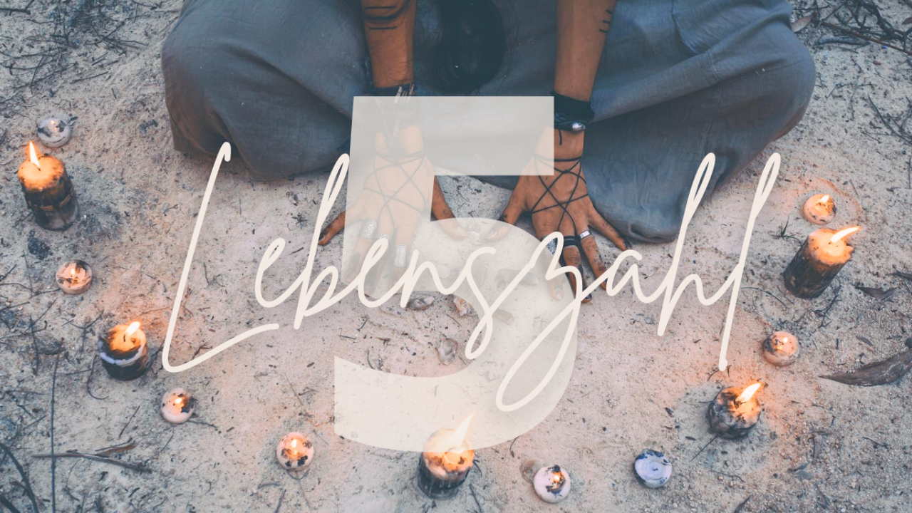 Eine Person sitzt im Schneidersitz in einem Kreis aus brennenden Kerzen, darüber steht groß „Lebenszahl 5“