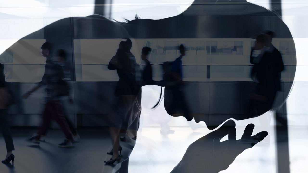 Soziale Phobie Frau mit gesenktem Kopf ist ängstlich Soziale Phobie Frau mit gesenktem Kopf ist ängstlich