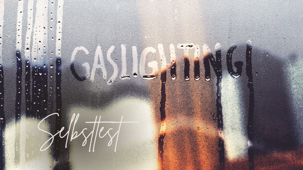 Gaslighting Test Schrift auf verregnetem Fenster