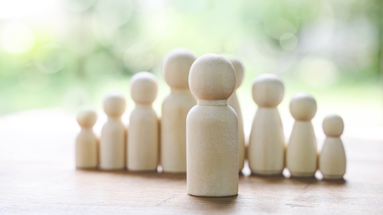 Systemische Familienaufstellung Figuren auf Brett aufgestellt
