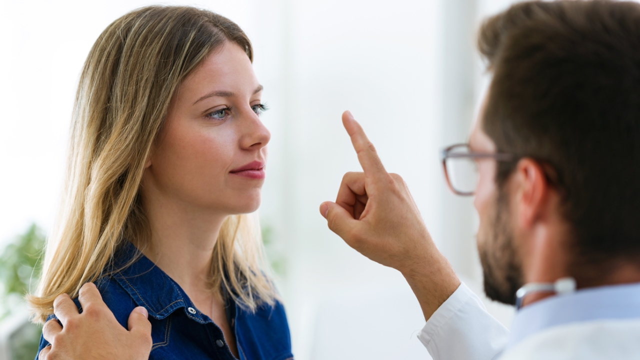 Therapeut führt bei Frau EMDR-Therapie durch