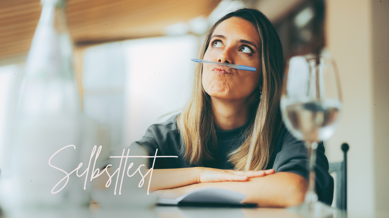 Prokrastination-Typen-Test Prokrastination-Test: Frau prokrastiniert, indem sie einen Stift auf ihren Lippen hält und gelangweilt in die Luft schaut