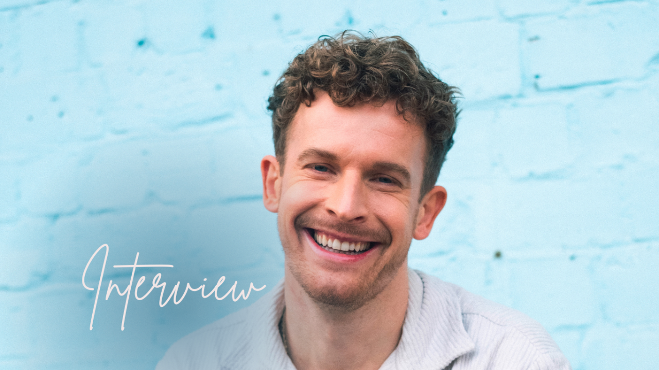 Lukas Klaschinksi vor blauer Wand im Interview mit einfach ganz leben