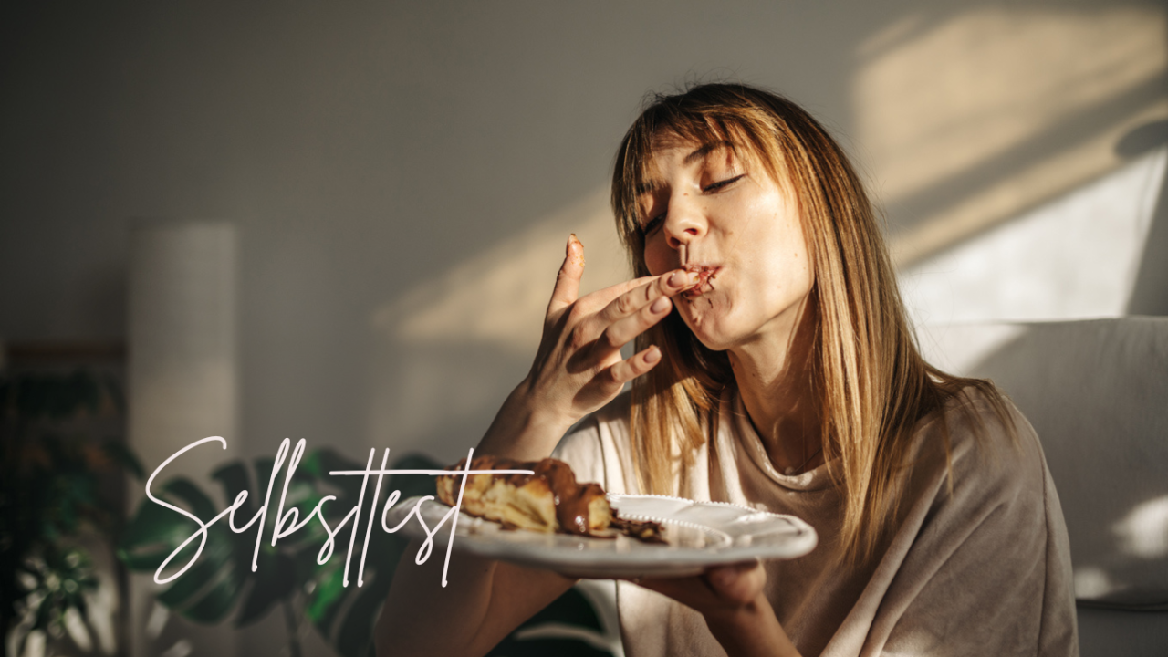 Teaserbild: Eine Frau isst genussvoll und mit Freude Pancakes