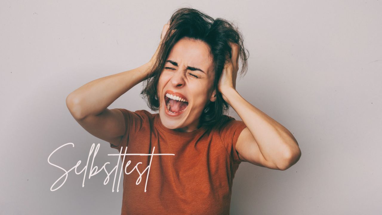 Frau hat die Hände am Kopf und schreit